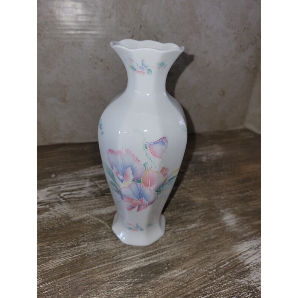 Vintage Aynsley Little Sweetheart Bone China Scalloped Edge Vase